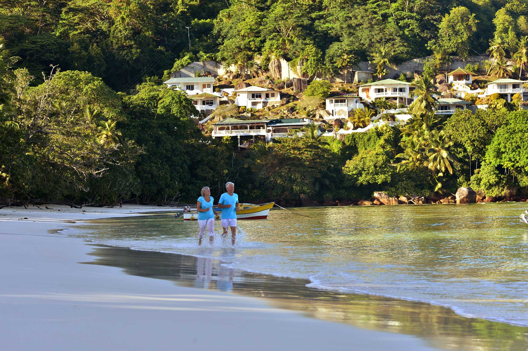 couple-running-on-tropical-beach